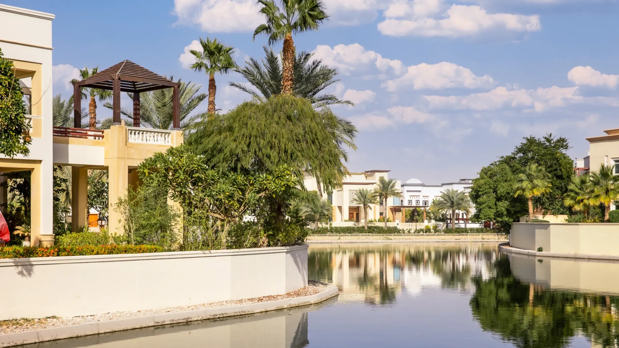 Best Villa Communities in Dubai Compared Palm Jumeirah vs. Emirates Hills